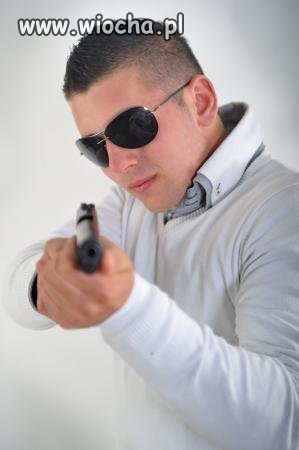 Okulary są pistolet plastikowy jest...