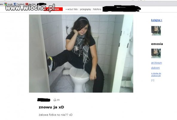 Fotka w kiblu szkolnym z lizakiem