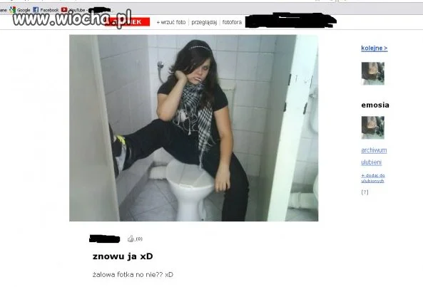 Fotka w kiblu szkolnym z lizakiem