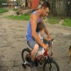 Trzymaj się synku, tatuś pokaże Ci jak jeździć ...