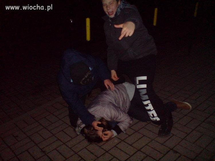 Dzieciaki pchają się do gwałcenia