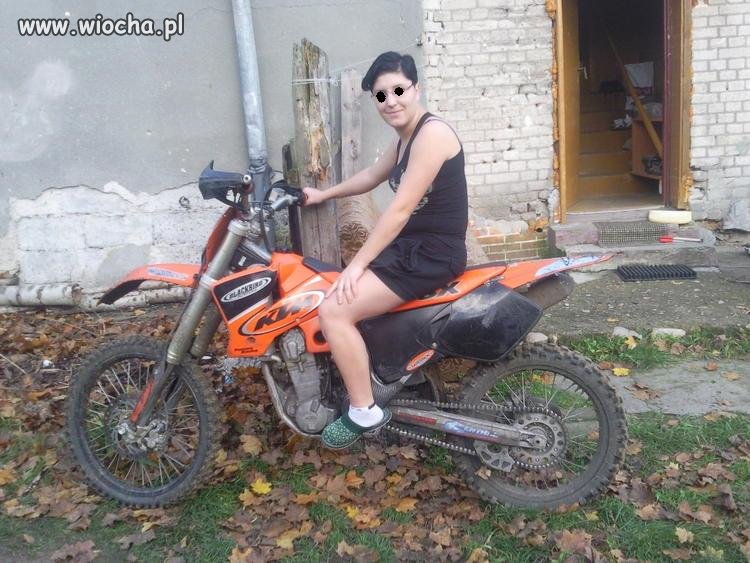 Wiejska dziunia na motorku, te tło i te kapcie hm
