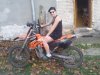 Wiejska dziunia na motorku, te tło i te kapcie hm