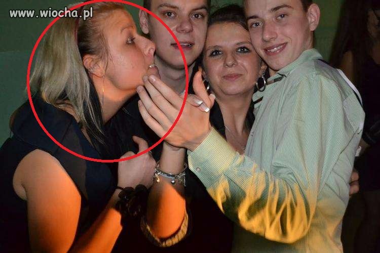 Jedna osoba zachowuje sie jak wściekły pies...