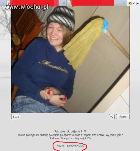 W czapce, z mopem.