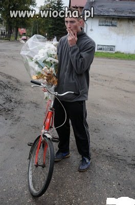 Nie ma to jak być romantykiem na rowerze z kwiatami