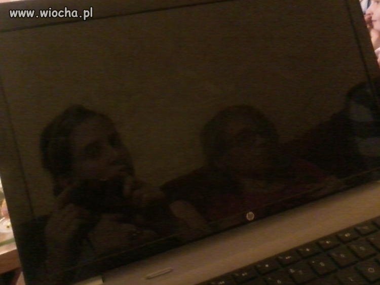 Słit focia w odbiciu laptopa.