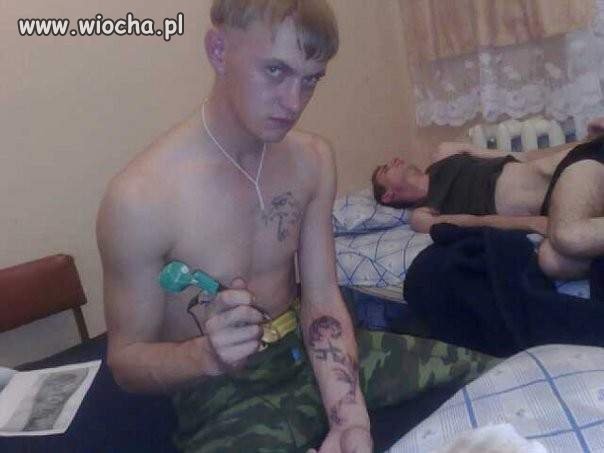 Super tatuaż i poza kolegi z tyłu 
