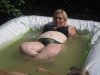 Widać że ta pani lubi kąpiel w brudnej wodzie