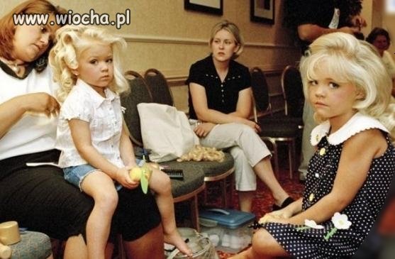 Kilkuletnie dziewczynki pod presją rodziców.