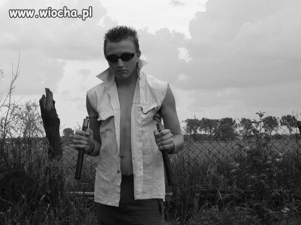 Widzisz to drzewko za mną?!