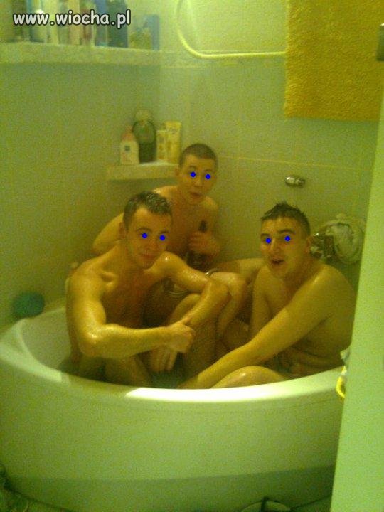 Chłopcy w wannie z browarem