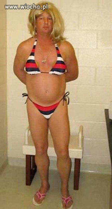 Bikini i blond peruka...