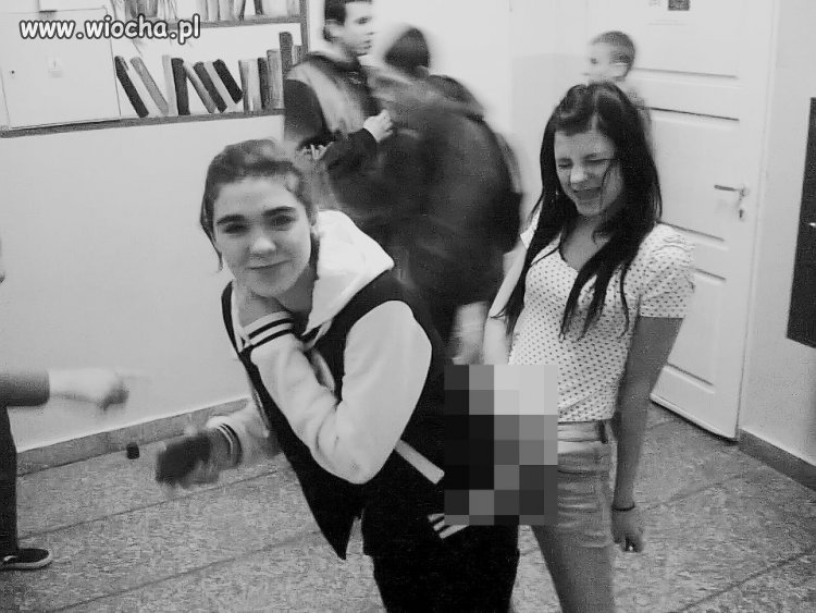 Tak sie bawią 14-stki na przerwie 