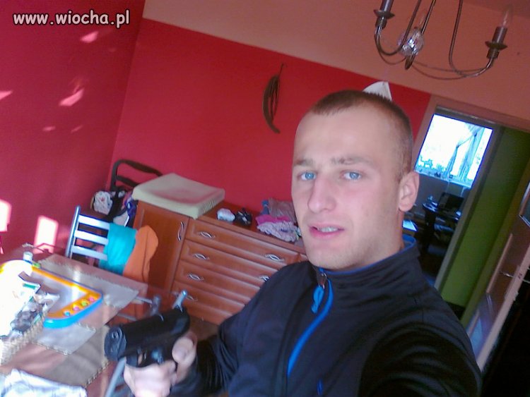 Wielki gangster a na tym co leży na stole 