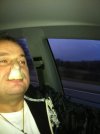 Patrzcie jak mu do twarzy z tą gumą na nosie