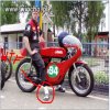 Na motor, białe skarpetki i klapki 
