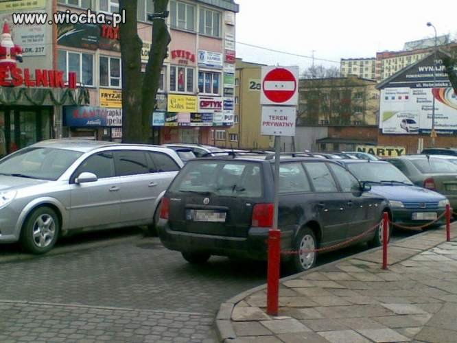 Tak się zastawia wyjazd z parkingu.
