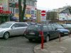Tak się zastawia wyjazd z parkingu.