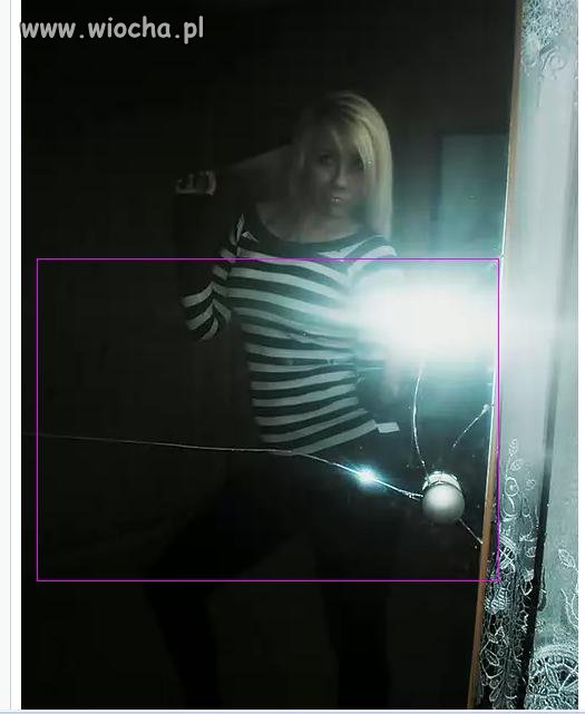 Fotka w lustrze w drzwiach.