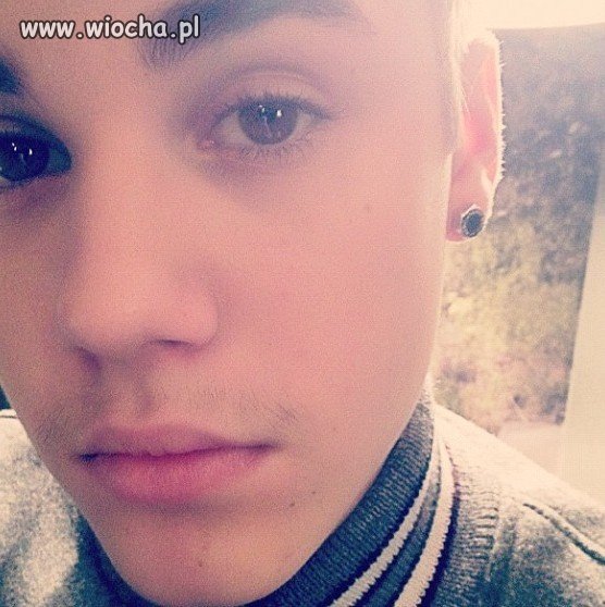 Dziewiczy wąsik Bieberka?