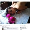Czuję zapach piersi i kobiecej szminki