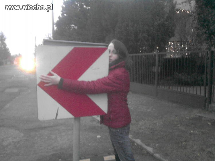 Przytulanie do znaków stało się modne