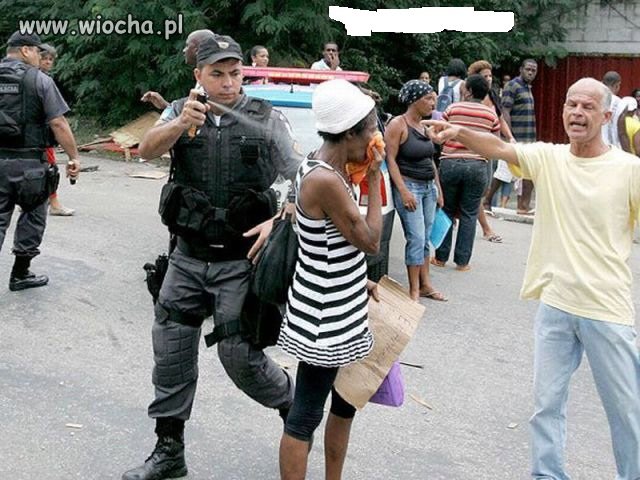 Tłumienie zamieszek...