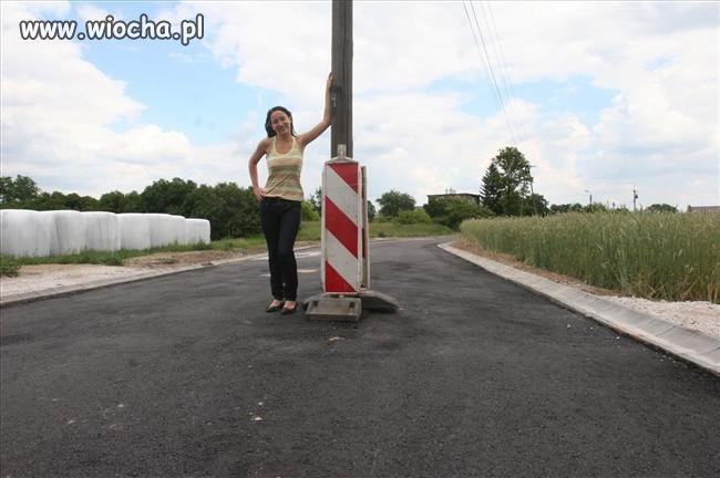 Słup na środku drogi