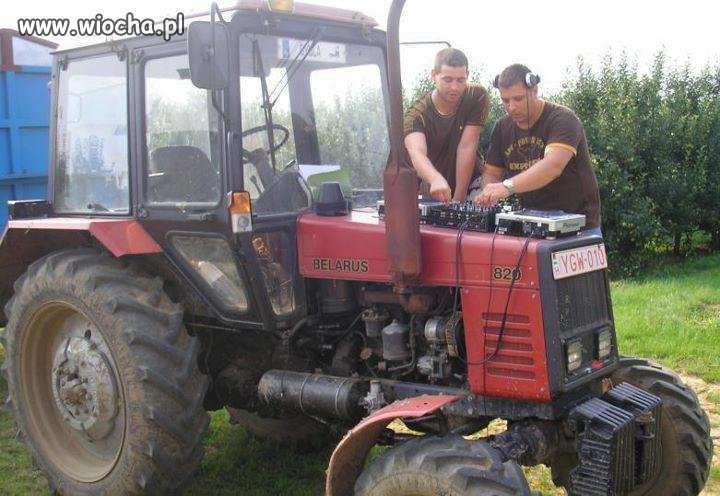 Jechał DJ  na ciągniku 