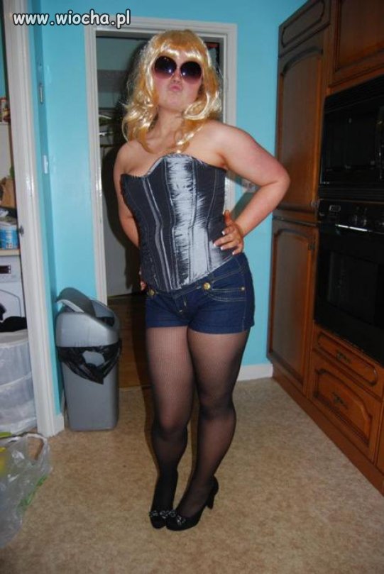 Sexi blondyna z dzióbem!