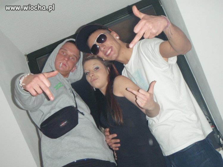 Gangsta 15 latki, podpis pod zdjęciem: " FUK OFF "
