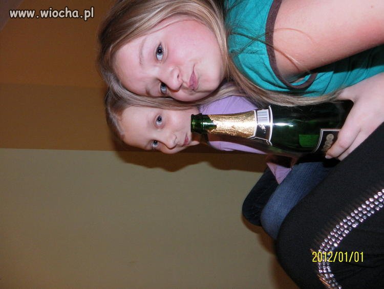 10 latki  z pustą butelką od szampana 
