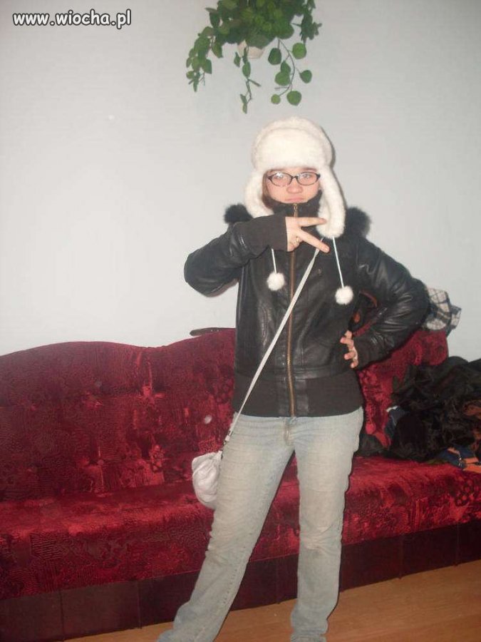 Sesja w domu w czapce i kurtce...