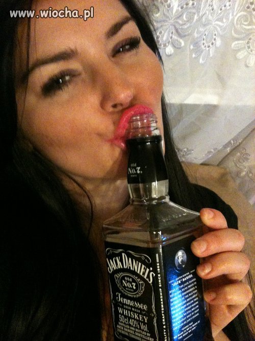 Dzióbek na butelce whisky