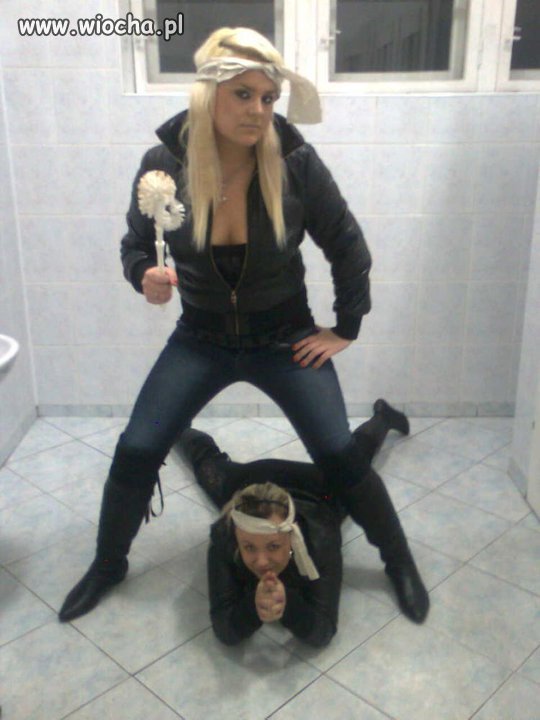 Wojownicze blondynki w wc