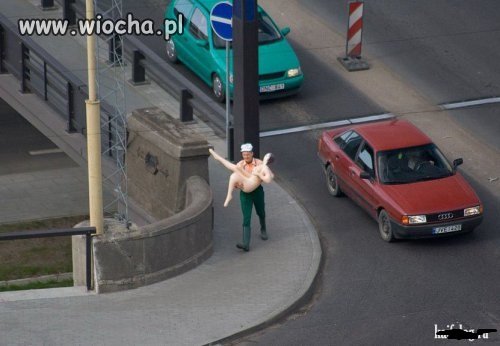 Niesie lale na rączkach