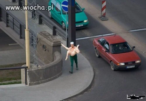 Niesie lale na rączkach