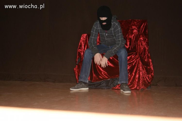 Groźny terrorysta na tronie.