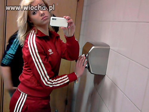 Nie wiem o co jej chodzi ale chyba chwali się ...