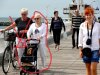 Tak!  W tych czasach psy wozi się w wózku 