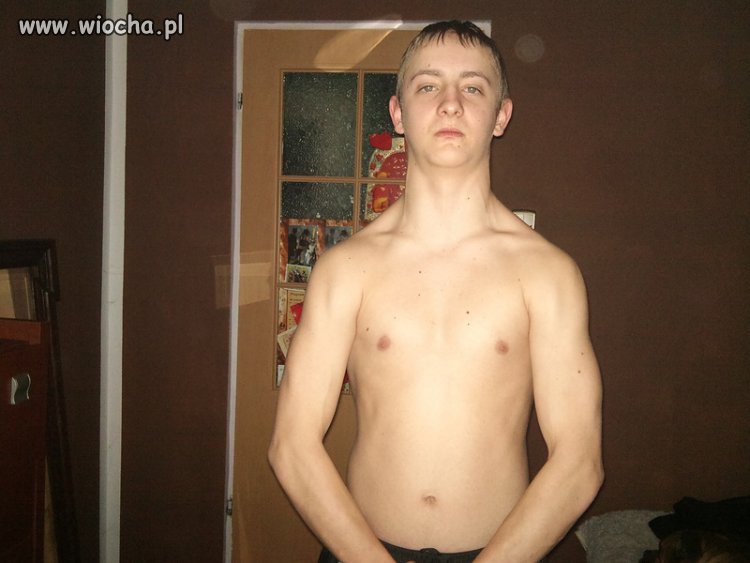 Następny pokazuje swoje muskuły 