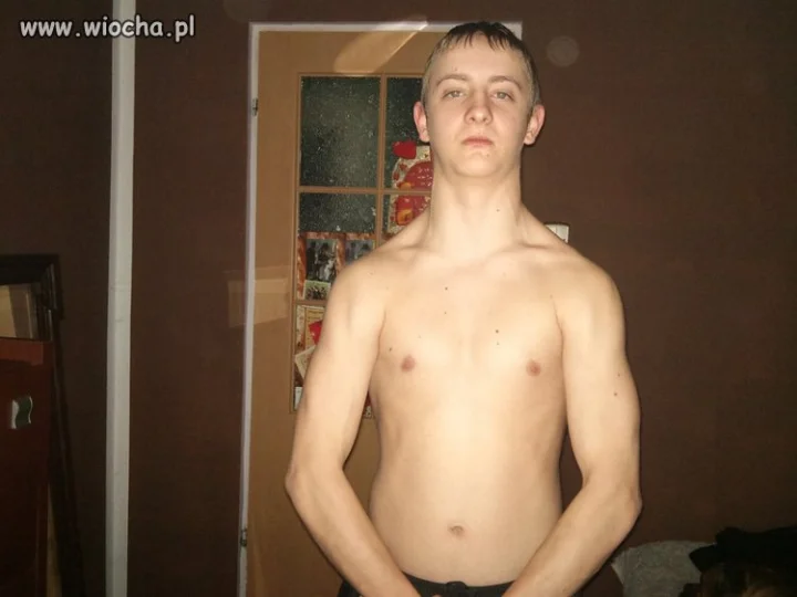 Następny pokazuje swoje muskuły 
