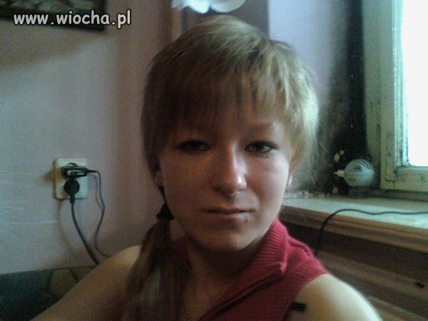 Na pierwszym planie modna fryzurka 