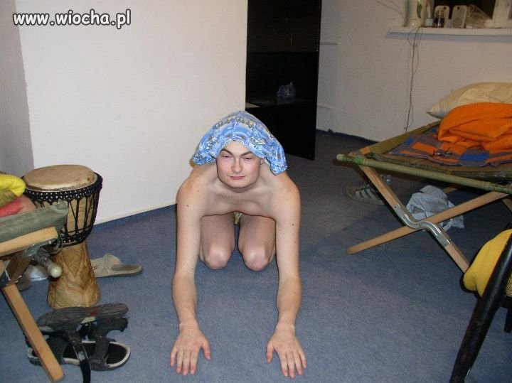 Nie wiem co koleś robi na dywanie nagi