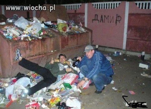 Fota przy śmietniku