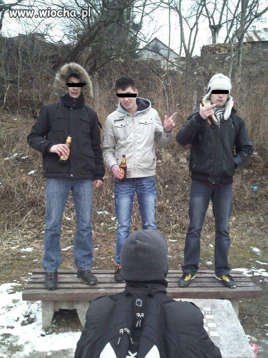 Pierwsze piwo w rękach gimnazjalisty
