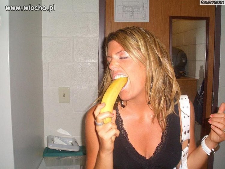Może ktoś jej powie, że banana się inaczej obiera