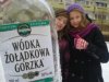 Nastolatki jarające się pustą butelką po wódce.