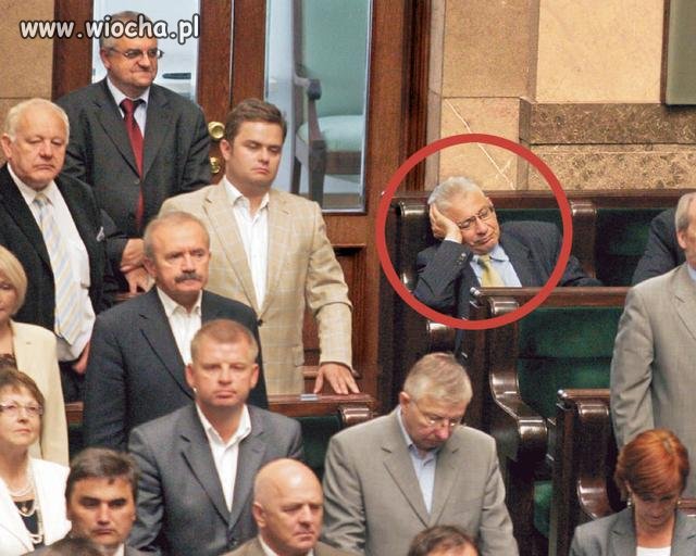 Ciekawe czy kazał sie po wszystkim obudzić..